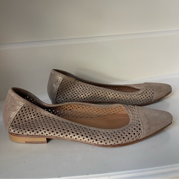 Overland Pointed Toe Perforated Neutral Metallic Suede Flats Size 37 USA Size 7 - Picture 1 of 7